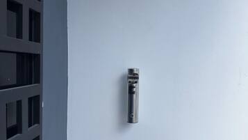 Un objet métallique fixé à un mur uni.