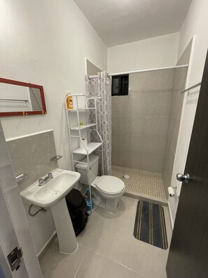 Dusj, håndklær, såpe og sjampo