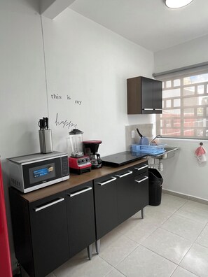 Réfrigérateur, micro-ondes, plaque de cuisson, cafetière/bouilloire