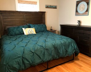 3 Schlafzimmer, Schreibtisch, Bügeleisen/Bügelbrett, Reisekinderbett