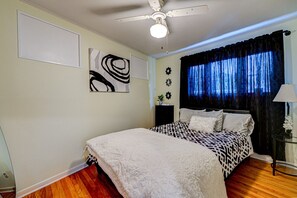 3 bedrooms, desk, iron/ironing board, travel crib