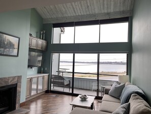 Smart-TV, DVD-Player, Tischfußball, Tischtennisplatte