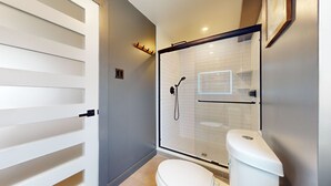 Shower, hair dryer, towels - Surf Club 10 - 2 Double Beds, 2 Mins to Beach/POOL (Ocean City)