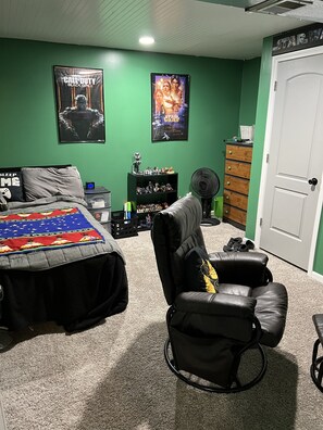 5 bedrooms, iron/ironing board, WiFi, bed sheets