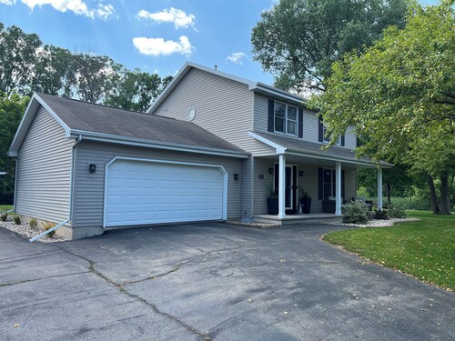 Oshkosh EAA rental house.  5 minutes from the airport!