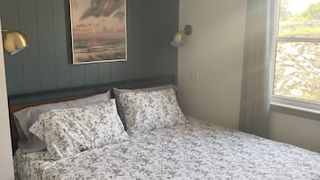 2 bedrooms, travel crib, free WiFi, bed sheets