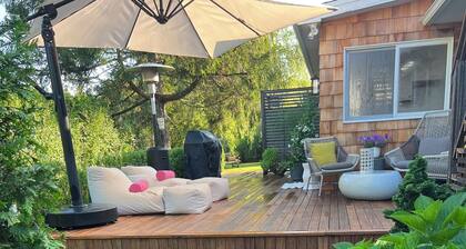 Chic Hamptons Beach House With Water Views, Bay Beach, And Hot Tub