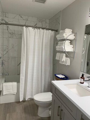 Dusj, hårføner, håndklær og såpe