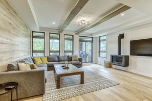 Smart TV, fireplace, stereo