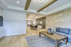 Smart TV, fireplace, stereo