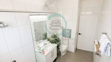 Apartamento Confort | Baño | Ducha, artículos de higiene personal gratuitos y secador de pelo