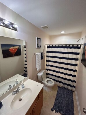 Bathroom - Cozy little Townhouse 7 minutes from Carowinds (Charlotte)