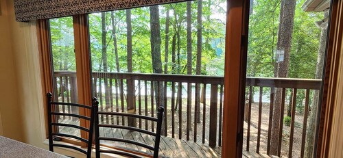 "Cabin in the Cove"  Private waterfront home on beautiful Lake Hartwell