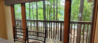 "Cabin in the Cove"  Private waterfront home on beautiful Lake Hartwell