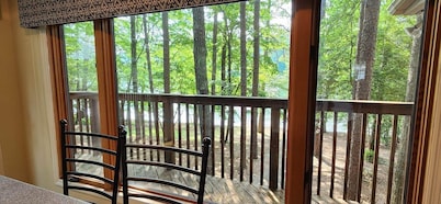 "Cabin in the Cove"  Private waterfront home on beautiful Lake Hartwell