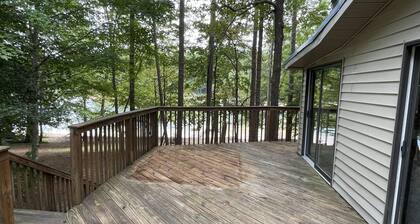 "Cabin in the Cove" Private waterfront home on beautiful Lake Hartwell
