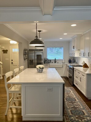 冷蔵庫、電子レンジ、オーブン、コンロ