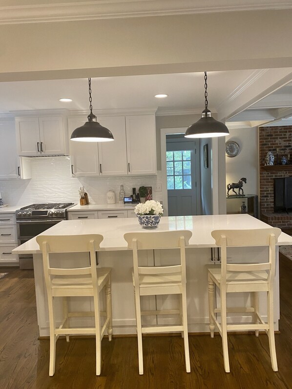 冷蔵庫、電子レンジ、オーブン、コンロ