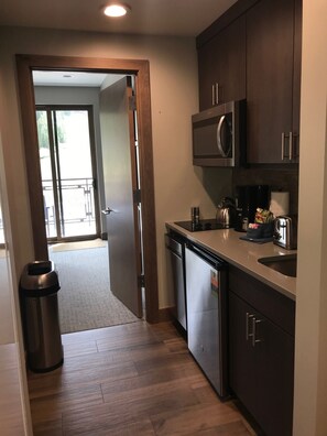 Frigobar, microondas y parrilla de estufa 