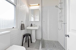Douche, sèche-cheveux, serviettes fournies, savon