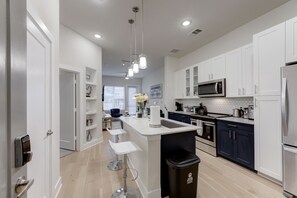 Private kitchen - Luxurious Cozy One Bedroom With Pool (Houston)