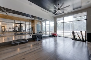 Fitness facility - Luxurious Cozy One Bedroom With Pool (Houston)