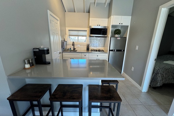 Jääkaappi, mikroaaltouuni, liesi, kahvin-/teenkeitin