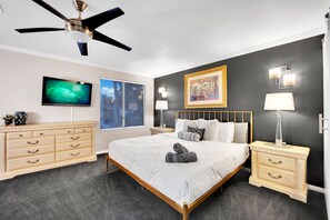 3 chambres, fer et planche à repasser, lit de bébé portatif