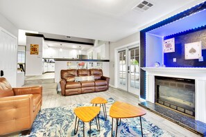 Smart-TV, Videospiele, DVD-Player, Tischfußball