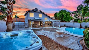 Ein Haus mit Swimmingpool, Whirlpools und einer Terrassenanlage.