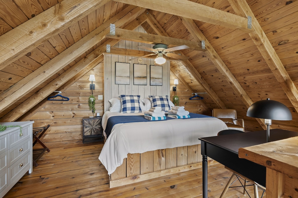 Beautiful cabin retreat at Lake Keowee. Central to Clemson, Seneca, and