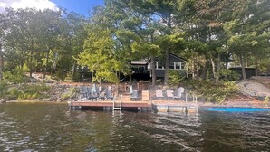 Une propriété au bord du lac, dotée d’un quai, d’un espace extérieur aménagé et d’une maison.
