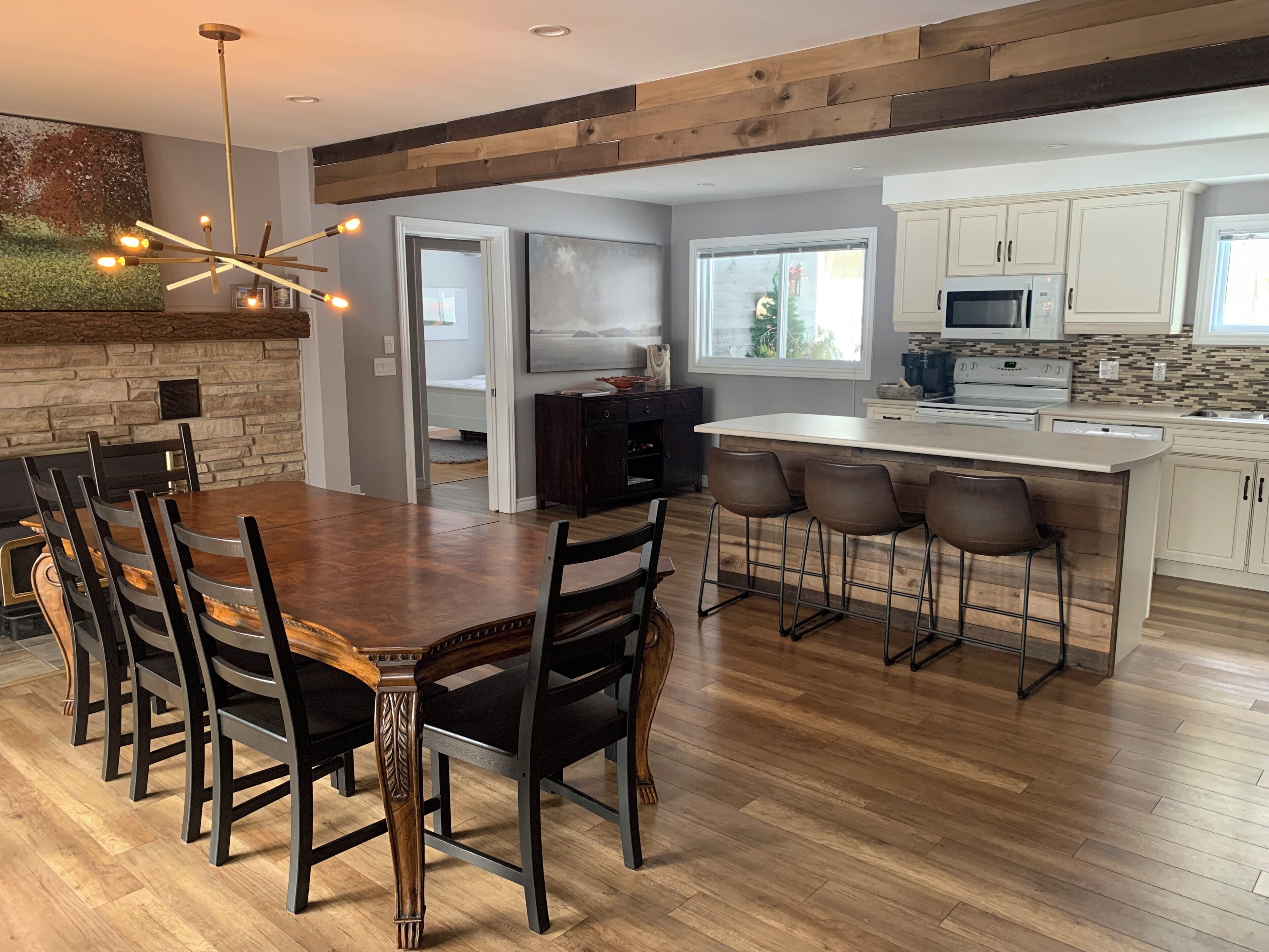 Frigorífico, microondas, horno y placa de cocina