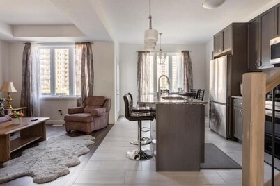 Luxury 3-bedroom-hyde Park- Close to Uwo/hospital