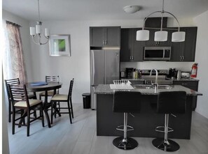 Fridge, microwave, oven, stovetop - Luxury 3-bedroom-hyde Park- Close to Uwo/hospital (london)