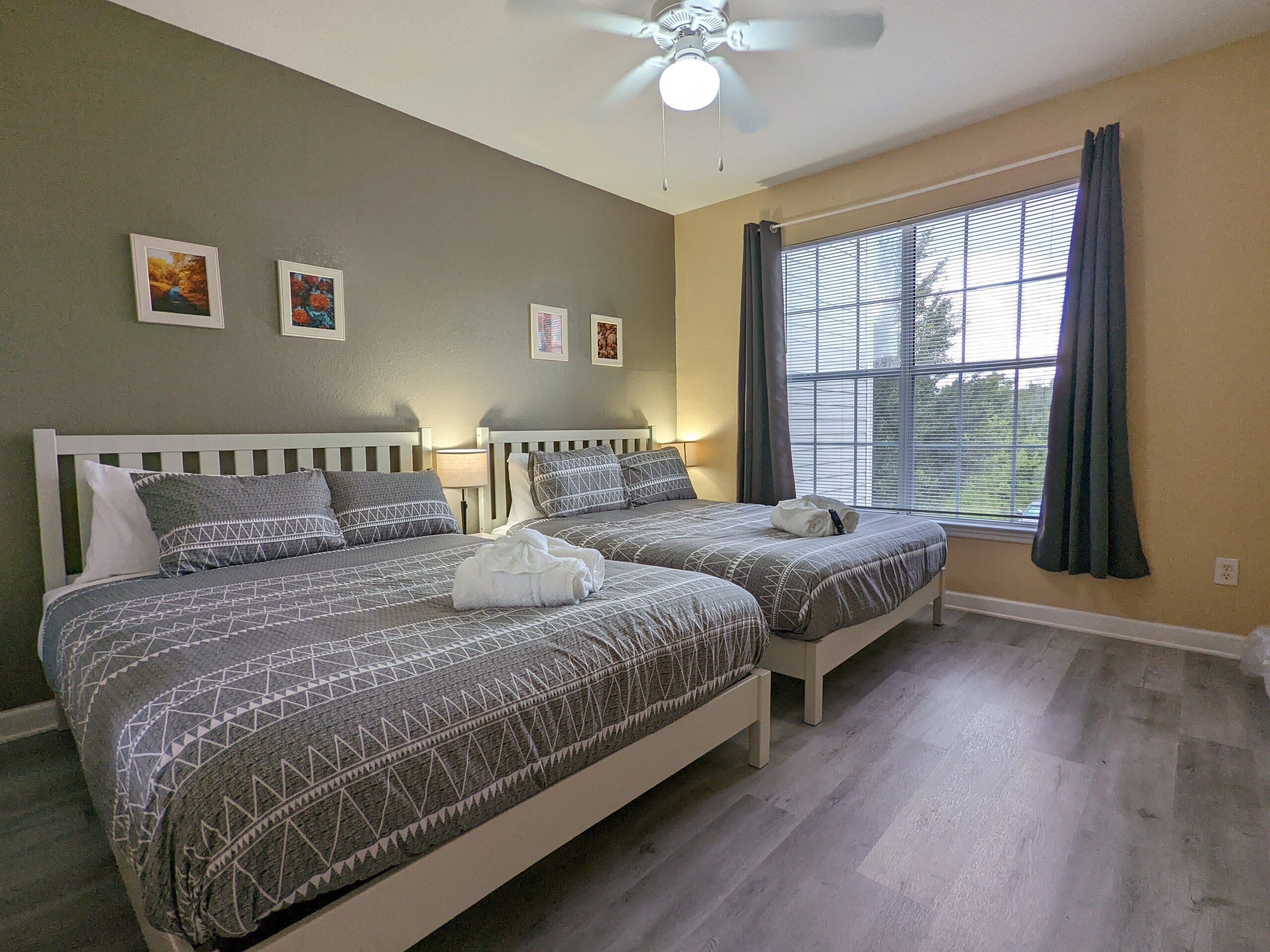 2 soverom, skrivebord, strykejern/-brett og reiseseng for barn