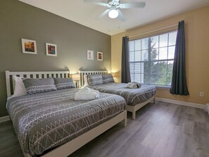 2 quartos, escrivaninha, ferros/tábuas de passar roupa, berço de viagem