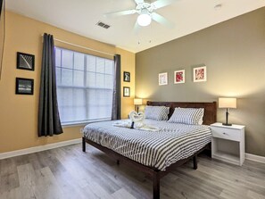 2 chambres, bureau, fer et planche à repasser, lit de bébé portatif