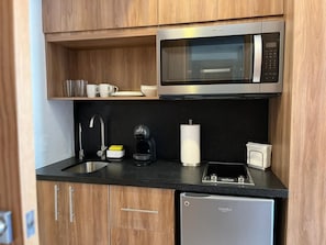 Réfrigérateur, micro-ondes, plaque de cuisson, cafetiÚre/bouilloire
