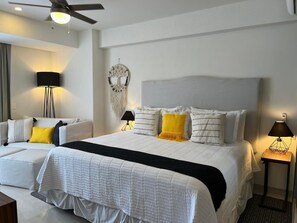 Tabla de planchar con plancha, wifi gratis y ropa de cama 