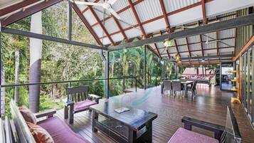 Luxury House | Balcony