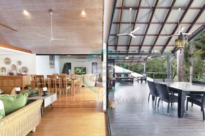 Luxury House | Balcony