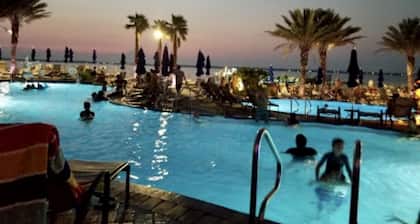 Luxurious Gulf Front 3 Bedroom Condo! Pools, Hot Tubs, Restaurant & Many Extras!