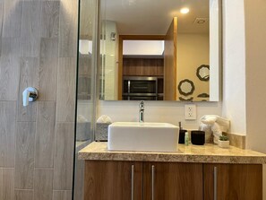 Hårføner, håndklær, såpe og toalettpapir