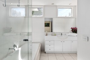 Douche, sèche-cheveux, serviettes fournies, savon