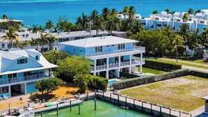 Un resort con varias construcciones, una piscina y vista al océano.