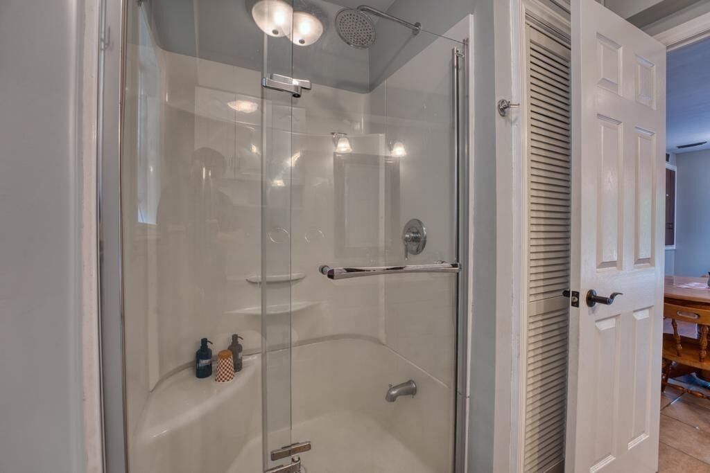 Douche, sèche-cheveux, serviettes fournies