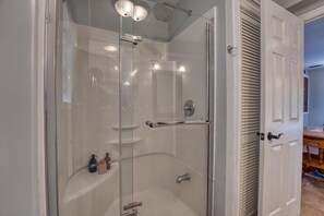 Dusche, Haartrockner, Handtücher