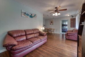 Smart-tv, eldstad och dvd-spelare