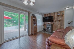 Smart TV, fireplace, DVD player - NEW! Gabriel’s Cottage (Godfrey)